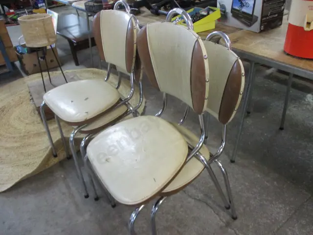 4 retro Chairs Image 1++