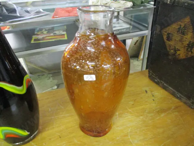 Artglass Vase Image 1++