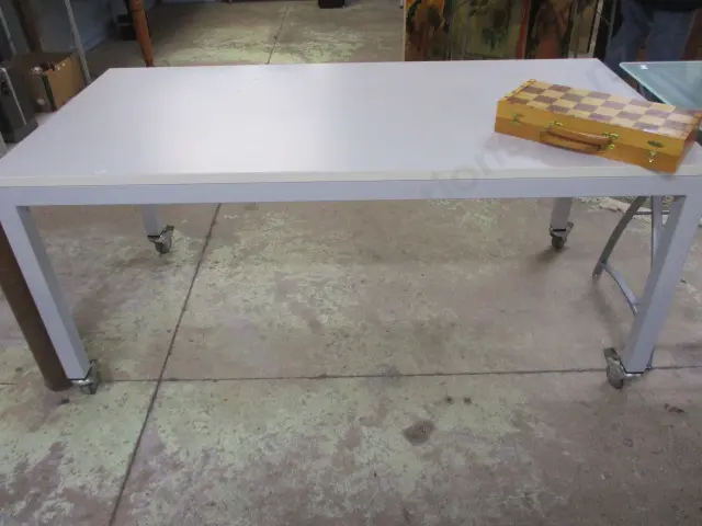 Table on Castors Image 1++