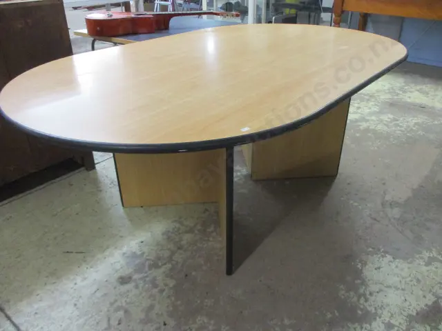 Oval Table Image 1++
