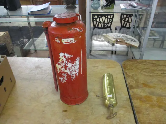 2 x Extinguishers Image 1++