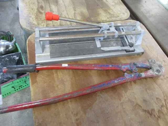 Tile and Bolt Cutters Image 1++