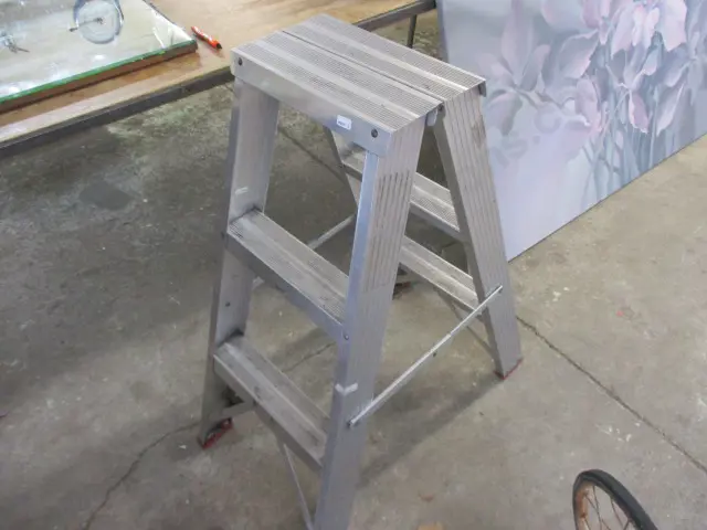 Small Step Ladder Image 1++