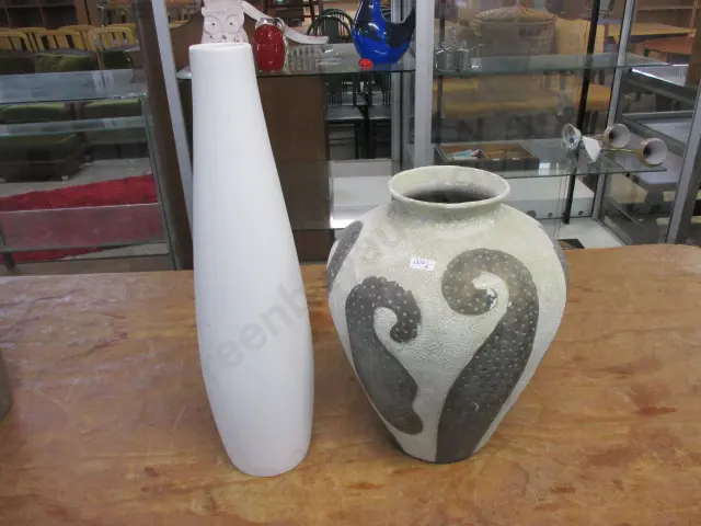 2 Decorative Vases Image 1++