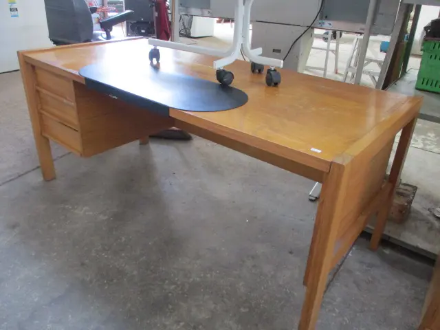 Rimu Desk Image 1++