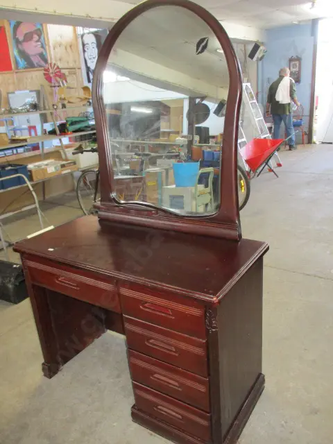 Dressing Table with Mirror Image 1++