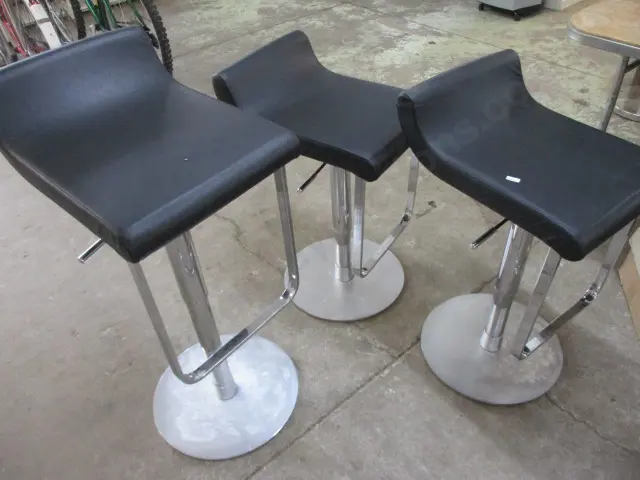 3 Stools Image 1++