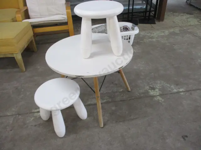 Kids Table and 2 Stools Image 1++