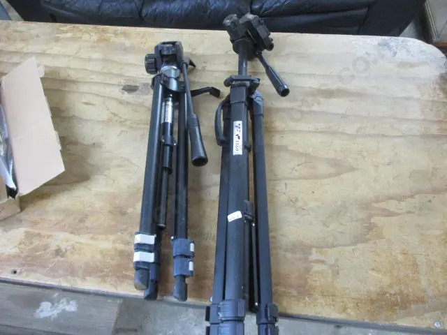 2 Tripods Image 1++
