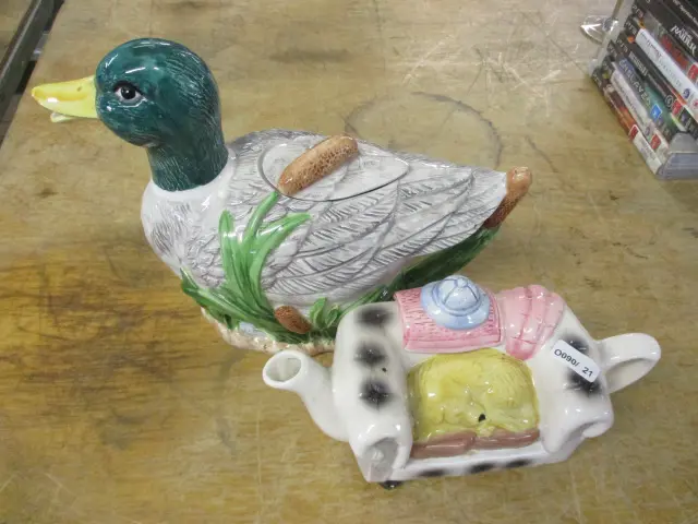 2 Novelty Teapots Image 1++