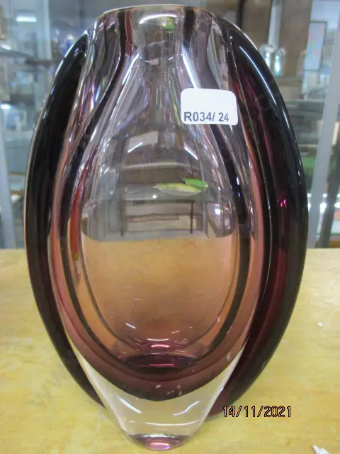 Art Glass Vase Image 1++