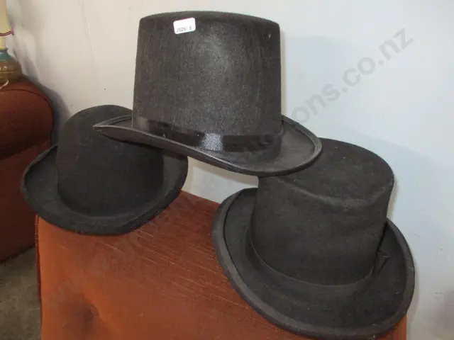 3 Hats Image 1++