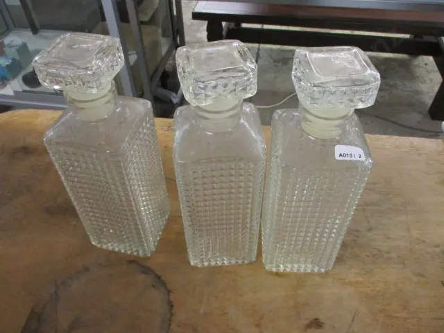 3 Decanters Image 1++