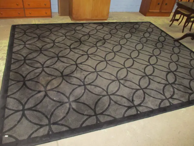 Large Rug 3.4 x 2.8 Image 1++