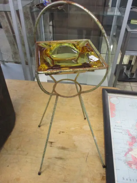 Retro Ashtray Image 1++