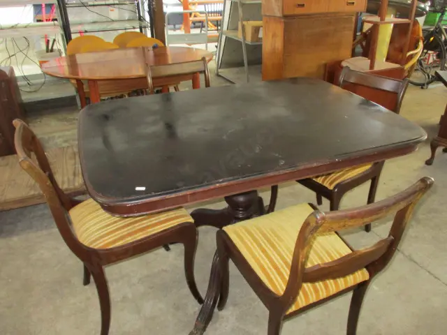 Pedestal Table and 4 Chairs Image 1++