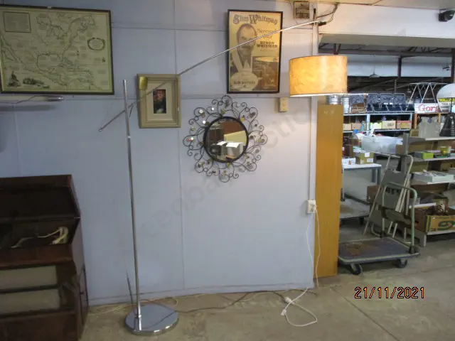 Large Canterlever Floor Lamp Image 1++
