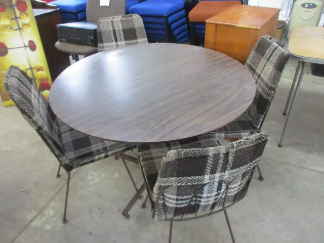 Retro Table & 4 Chairs Image 1++