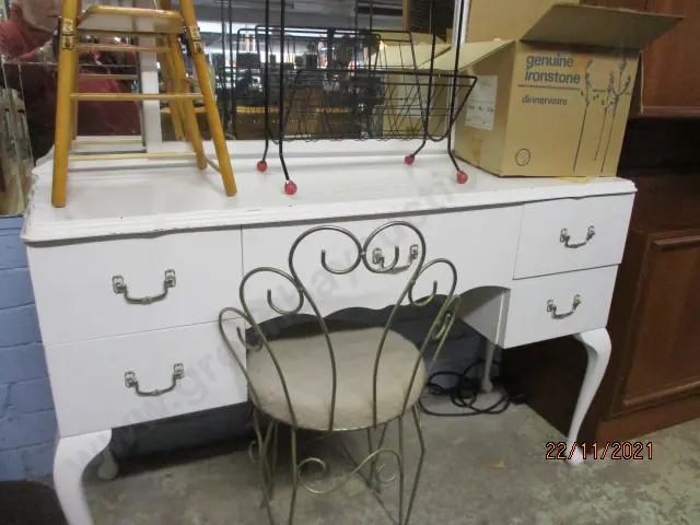 Retro Dressing Table Image 1++