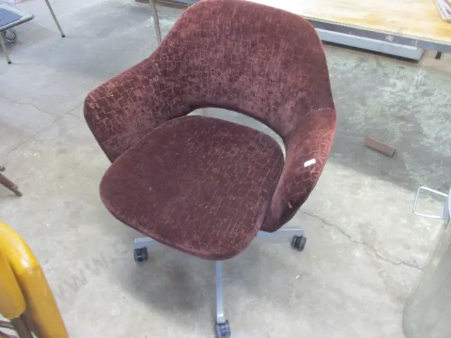 Retro Chair Image 1++