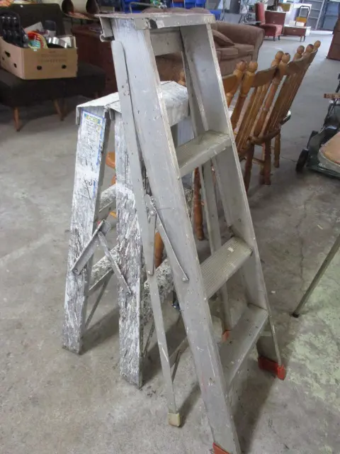 2 Ladders Image 1++
