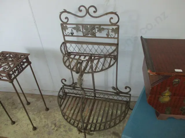 Iron Plantstand Image 1++