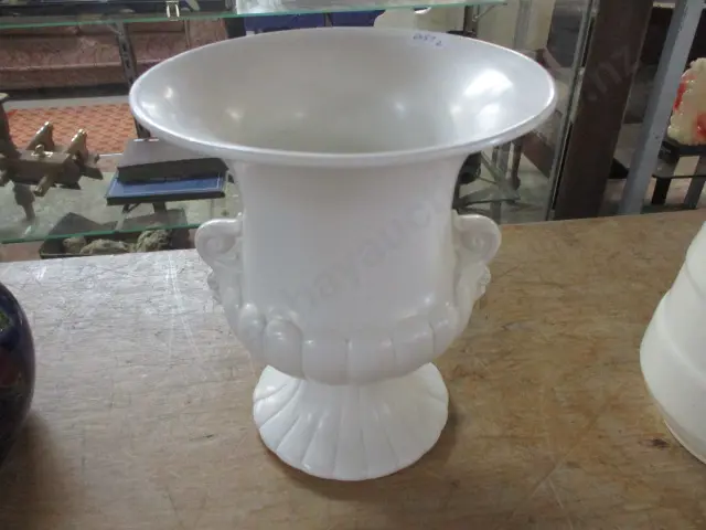 C/Lynn Vase Image 1++