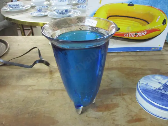 Art Glass Vase Image 1++