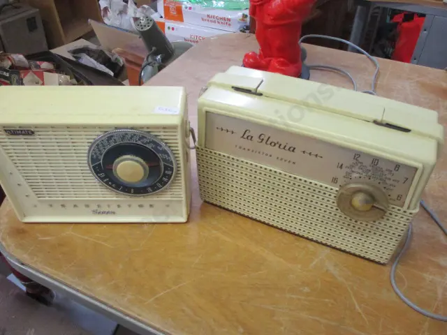 2 Vintage Radios Image 1++