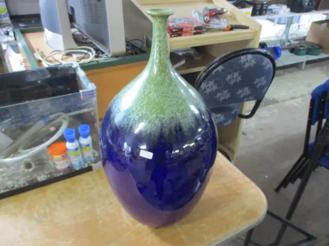 Large Pottery Vase Image 1++