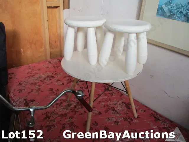 Kids Table and Chairs Image 1++