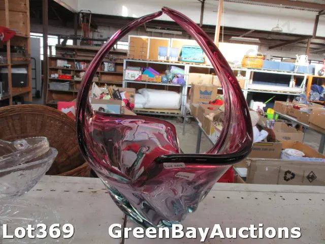 Art Glass Basket (chipped) Image 1++