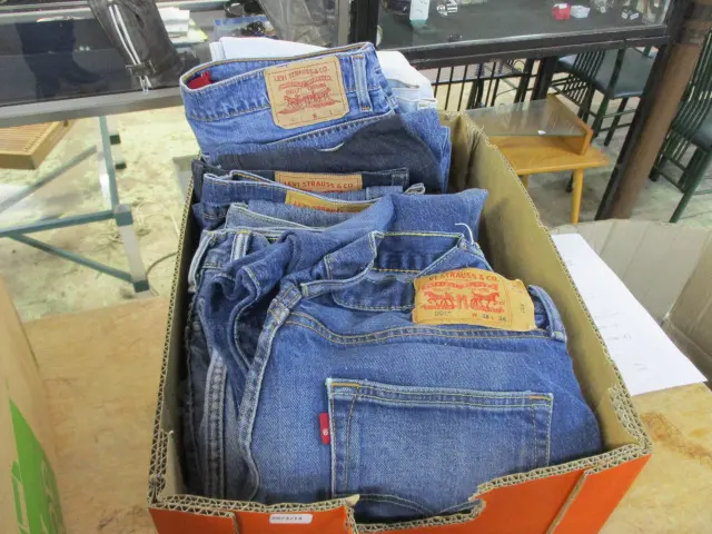 Box Levis Image 1++