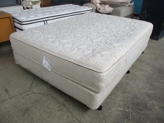 Queen Bed Image 1++