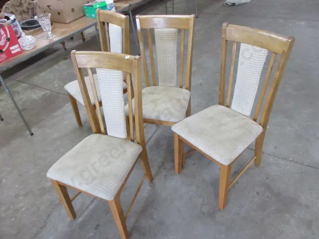 4 Chairs Image 1++
