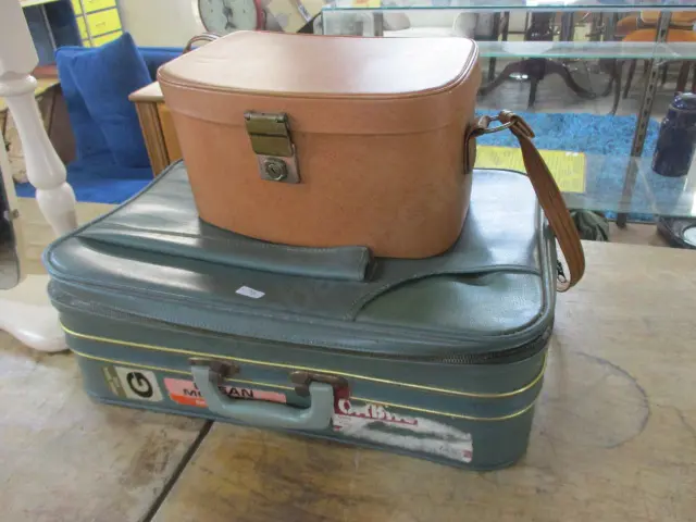 Retro Luggage Image 1++