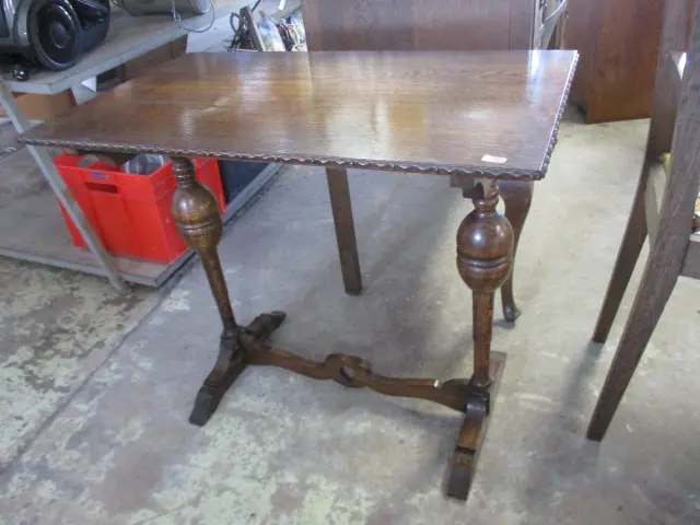 Small Oak Table Image 1++