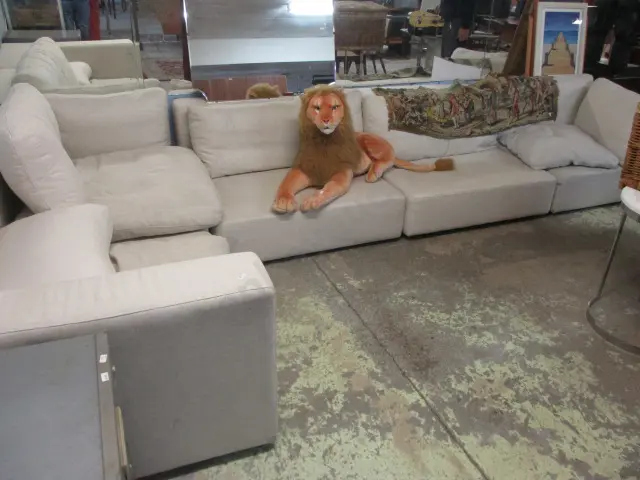 Couch (sans cusions) Image 1++